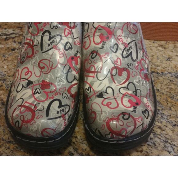 Women's Klogs LOVE Hearts Patent Leather 8M Nurse work CUTE AND COMFY clogs shoe - Picture 11 of 12